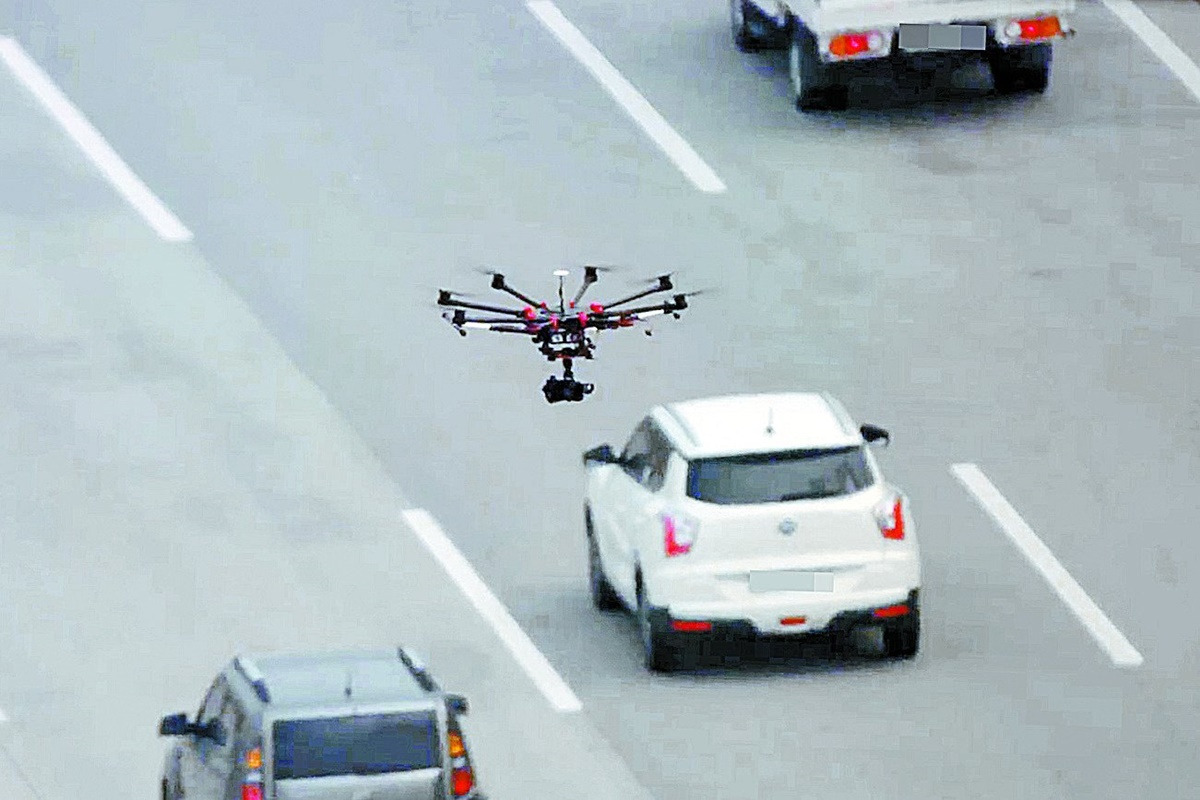 연합뉴스 드론으로 도로를 순찰.jpg