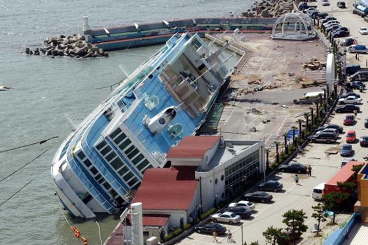 태풍 매미 당시 쓰러진 배.jpg