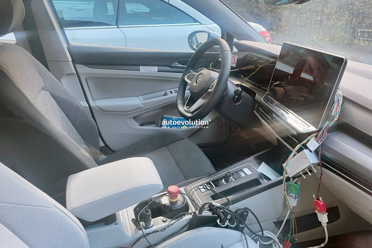 3_폭스바겐 골프 페이스리프트 인테리어_'AutoEvolution'.jpg