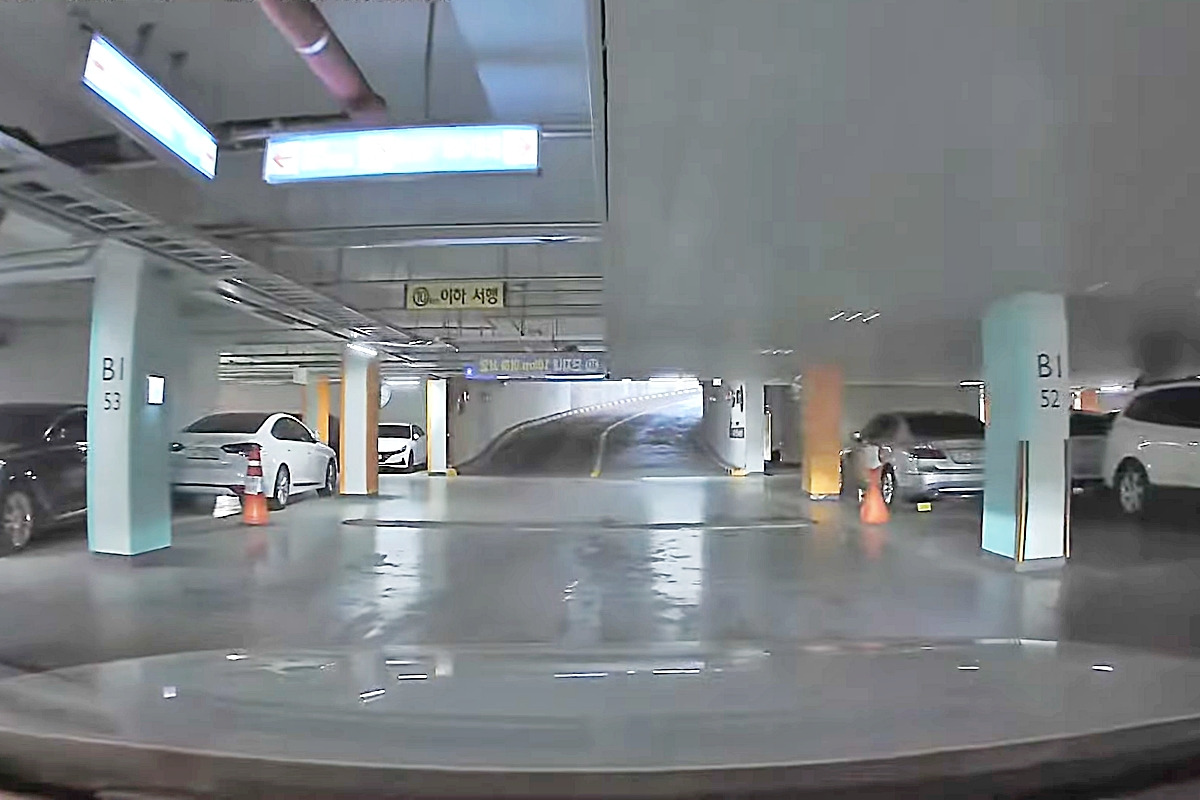 4_그랜저 전방 충돌 방지 보조 오작동 순간_유튜브 채널 '하너니'.jpg