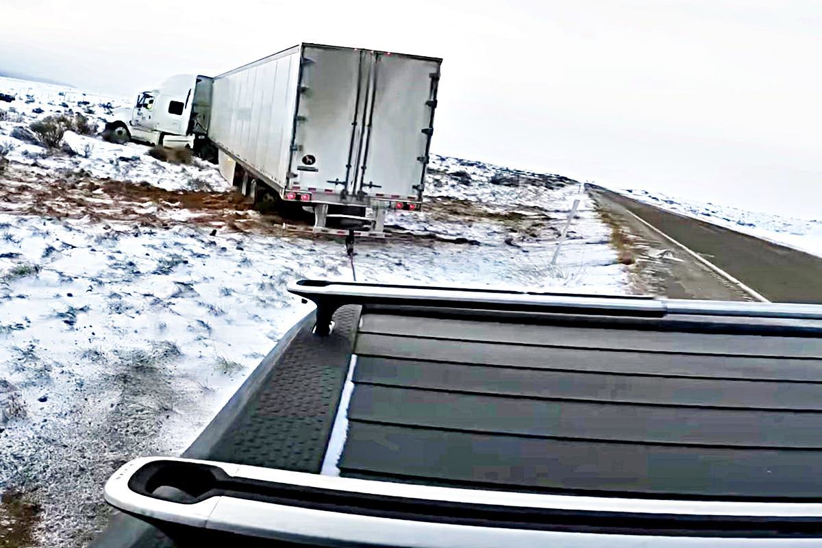 눈길에 박힌 트럭 Youtube Mylo Fowler.jpg