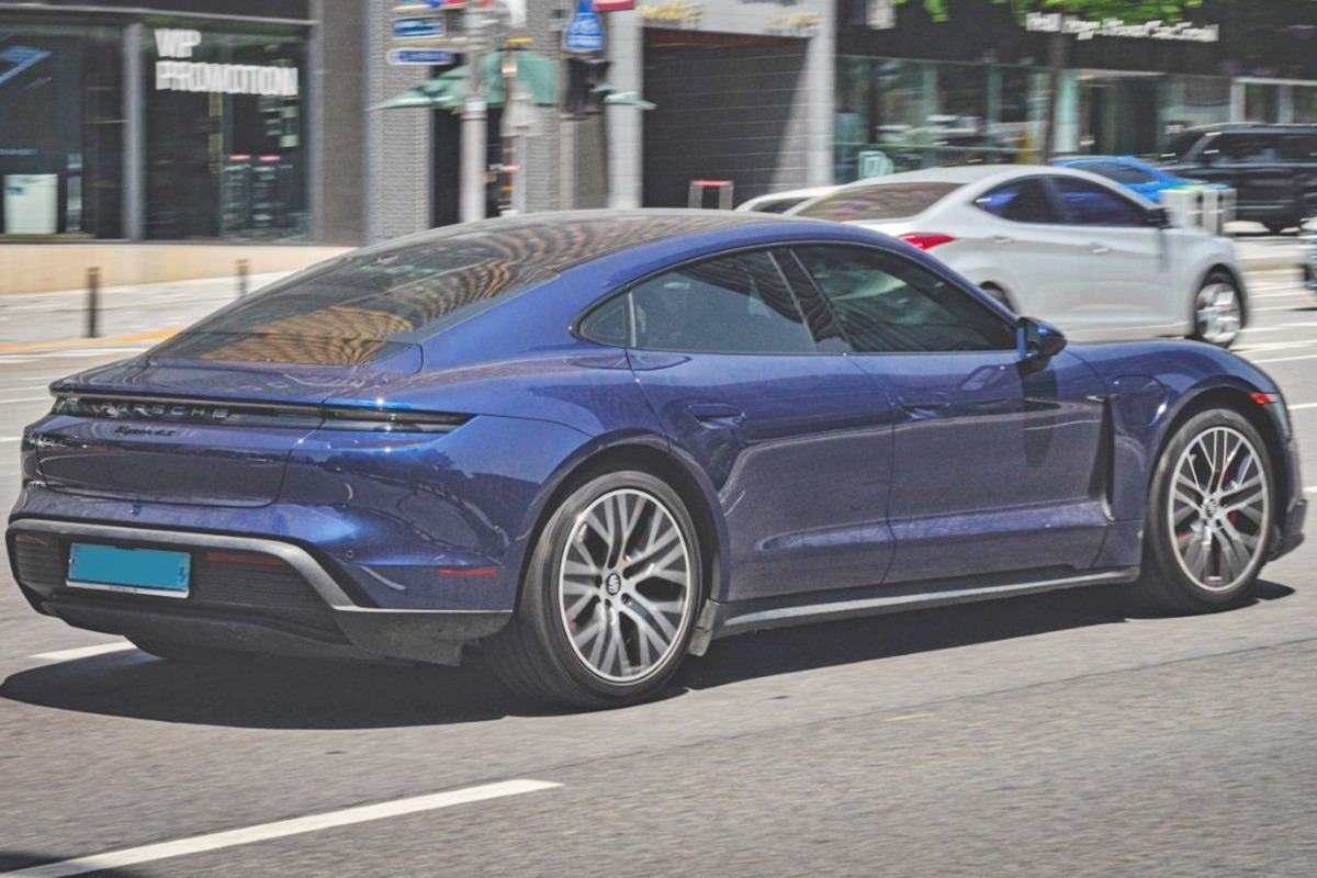 2_타이칸_네이버 남차카페 '수원ll신근'님.jpg