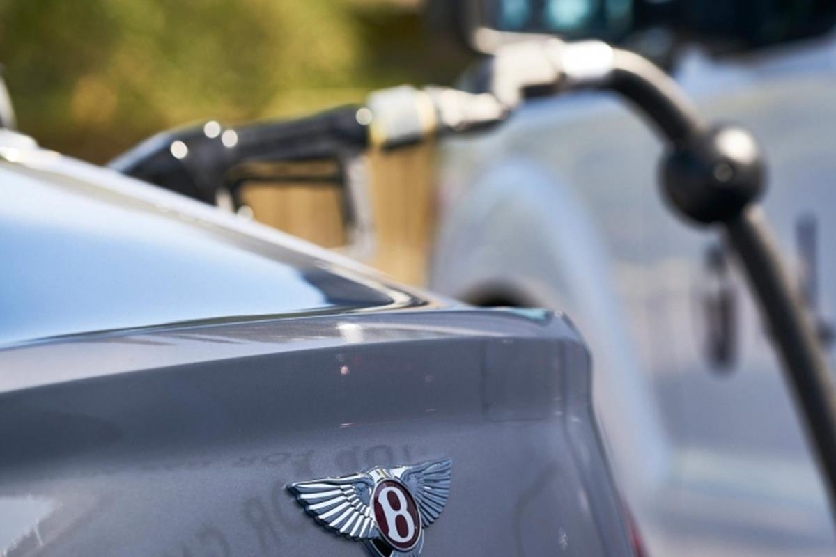 주유 중인 벤틀리.jpg