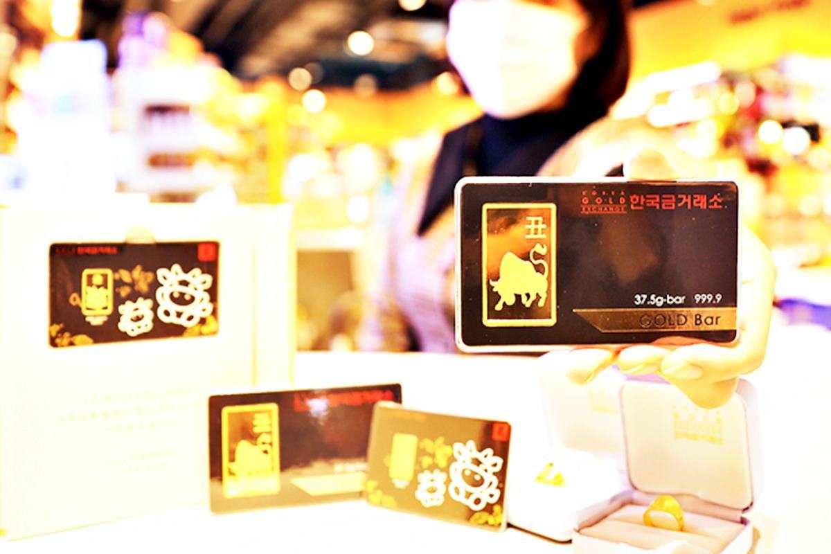 골드바를 판매하는 이마트 24 이코노믹리뷰.jpg