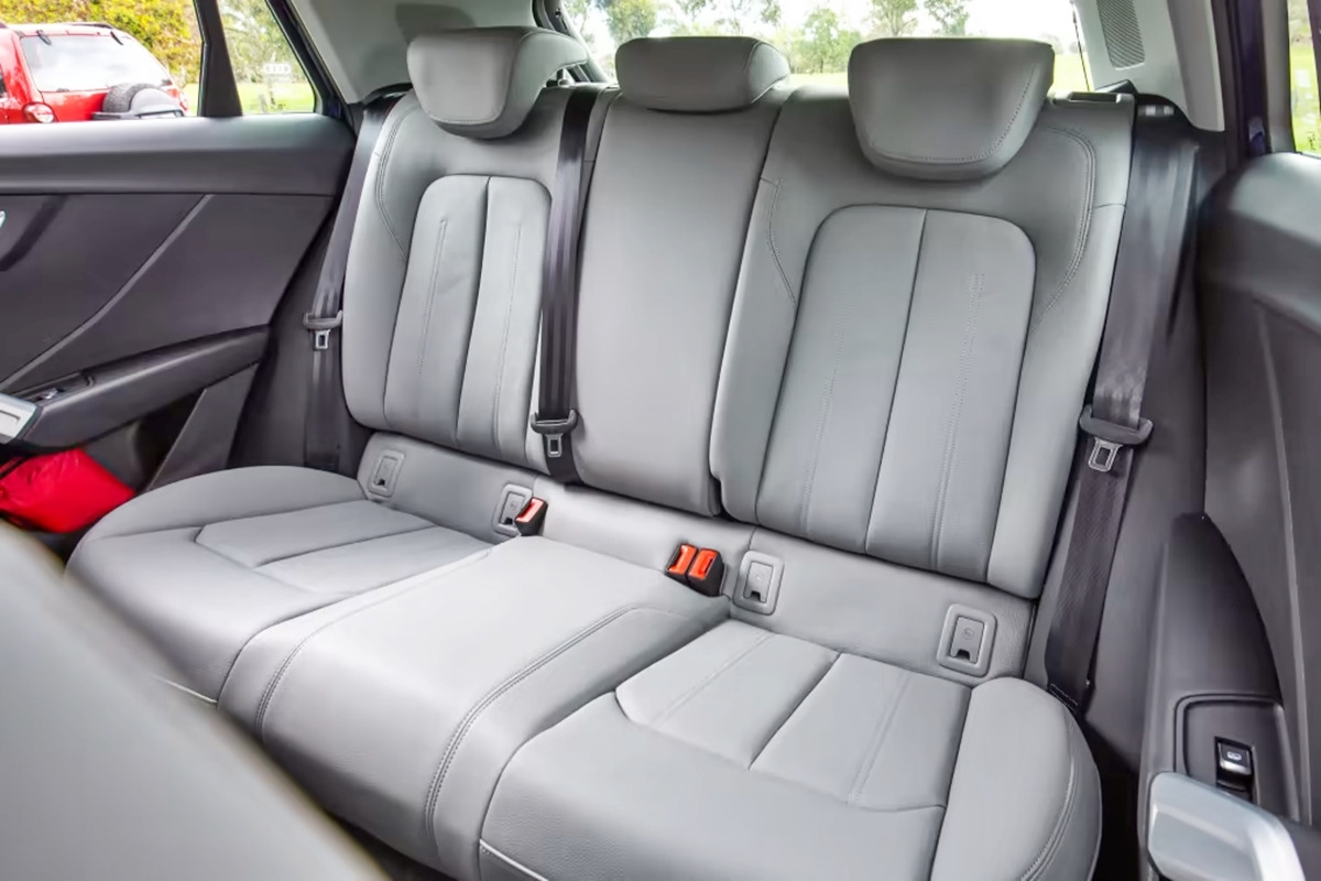 6_아우디 Q2 2열 시트_CarAdvice.jpg