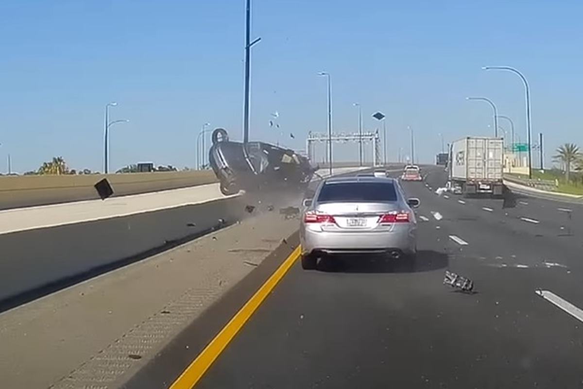 사고 직후 날아가는 디펜더 New Defender Mods.jpg