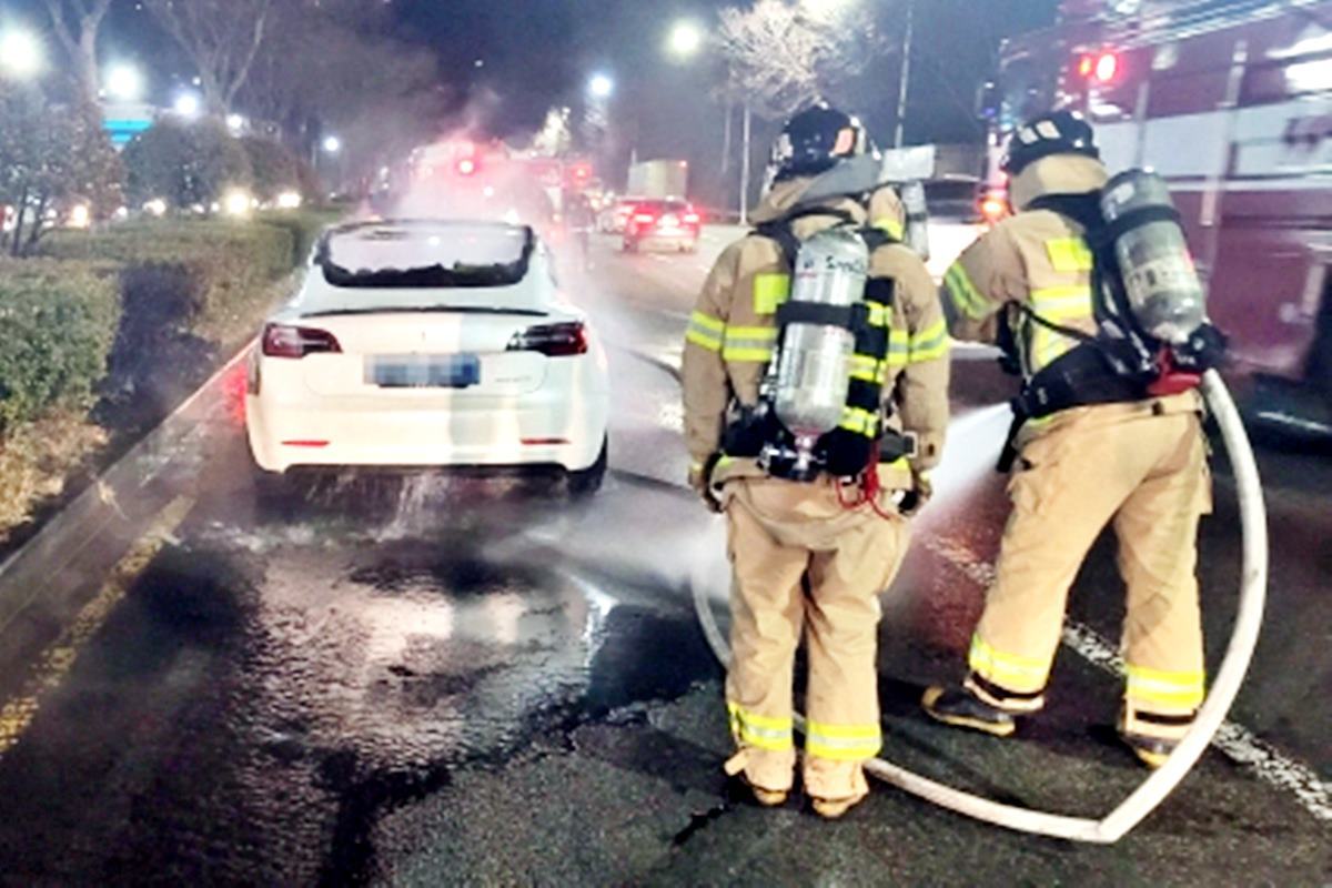 화재를 진압 중인 소방관들 부산경찰청.jpg