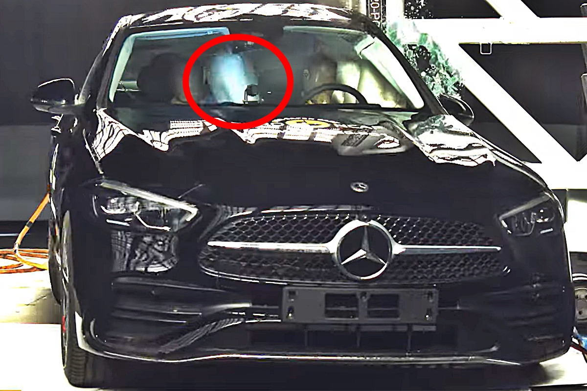 6_메르세데스-벤츠 C-클래스 센터 에어백_유튜브 채널 'Euro NCAP'.jpg