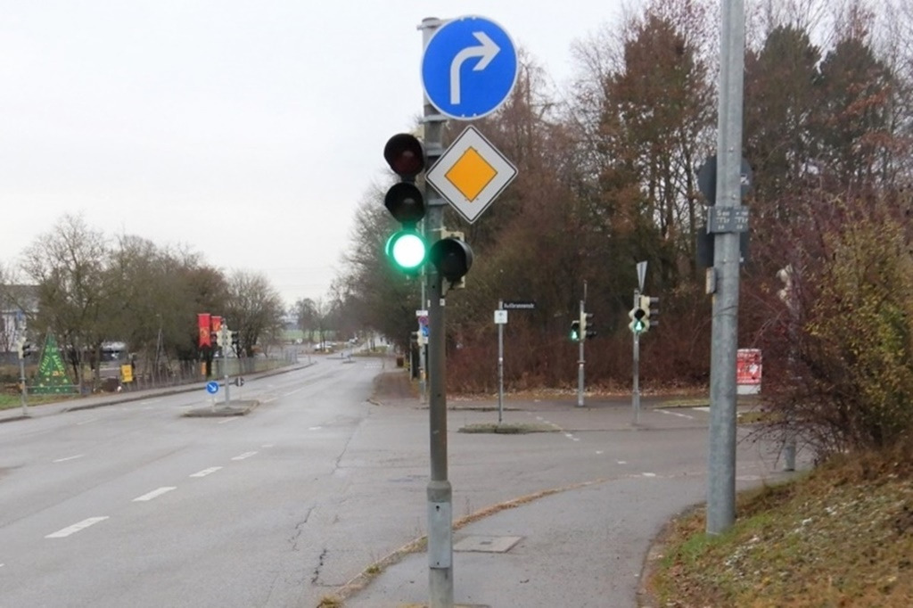 5.우선주행 차로의 노란 표지판 ADAC.jpg