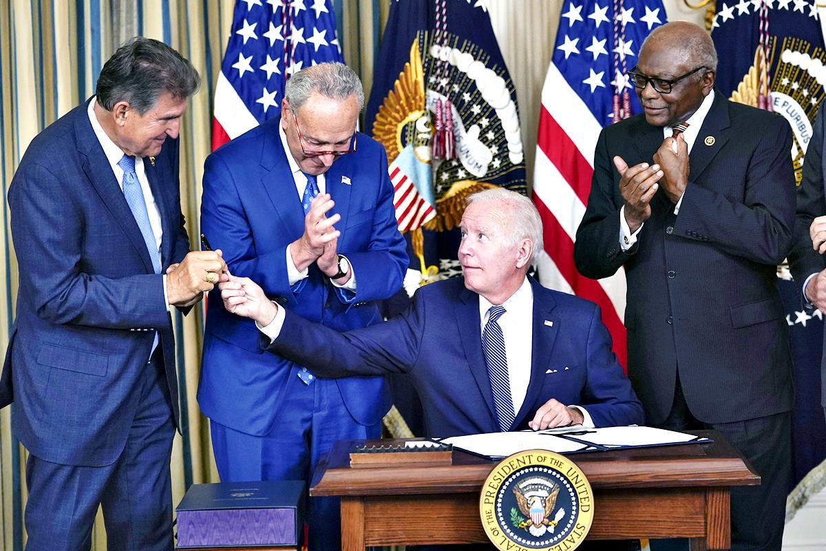 IRA를 승인하는 바이든 미국 대통령 Penn Today.jpg