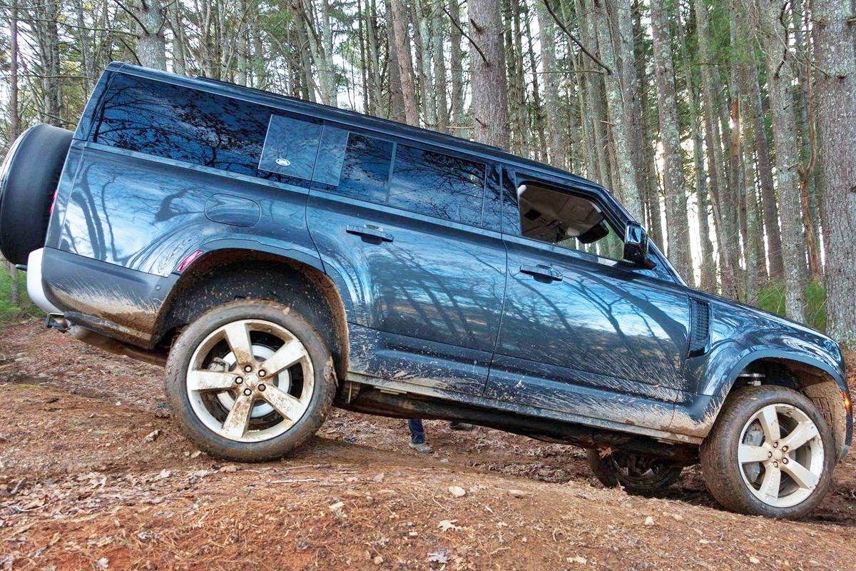 3_랜드로버 디펜더 130 오프로딩_Gear Junkie.jpg