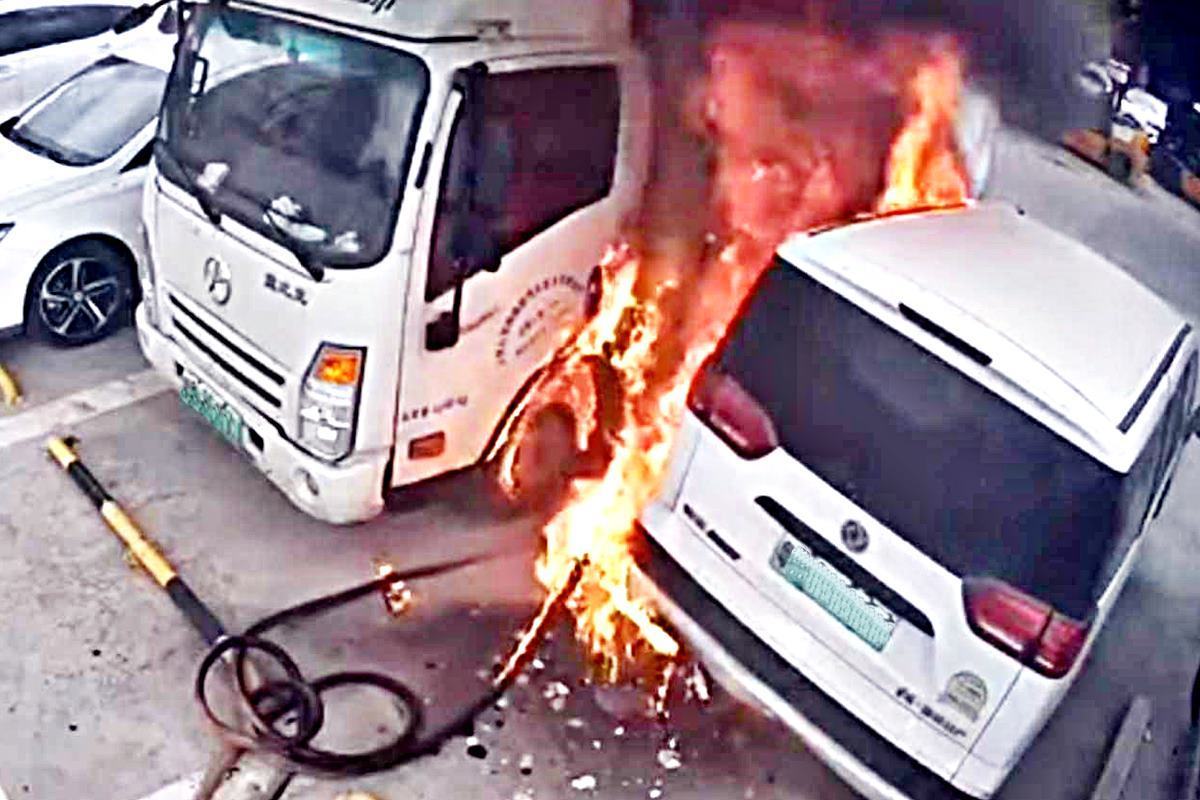 야외 주차장에서 발생한 전기차 화재 InsideEVs.jpg