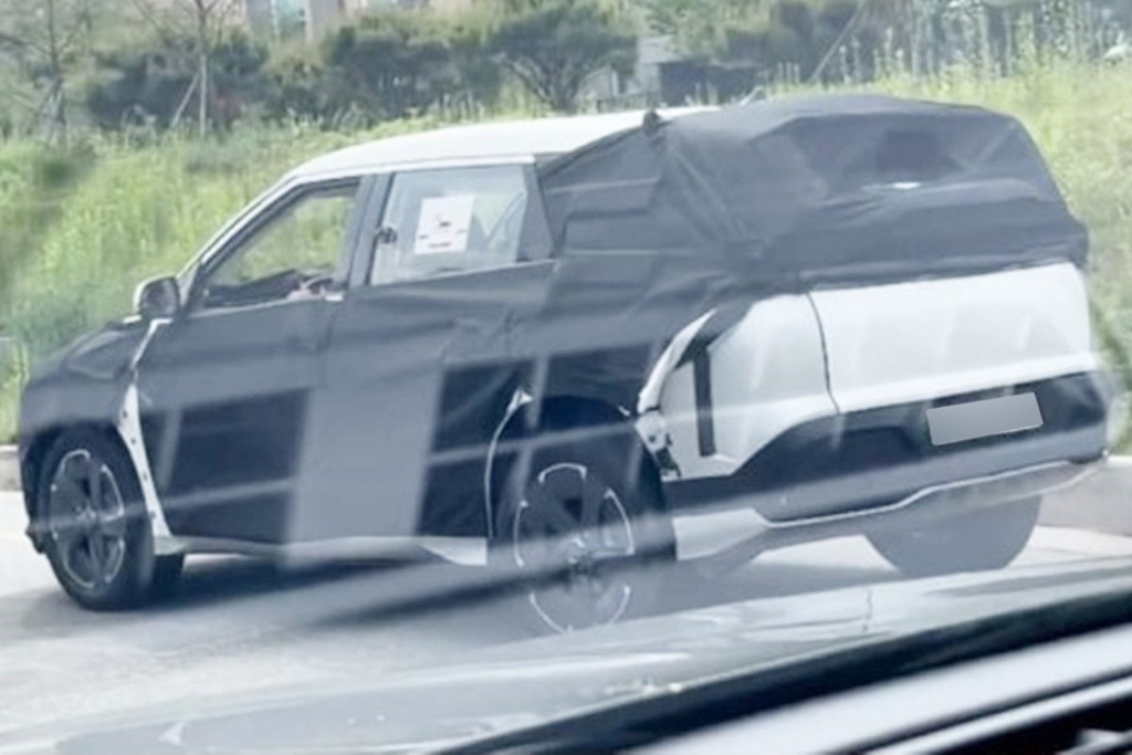 8-3 주행 중 포착된 기아의 EV 7 , 사진 = 오토스파이넷 'Leiws02'님.jpg