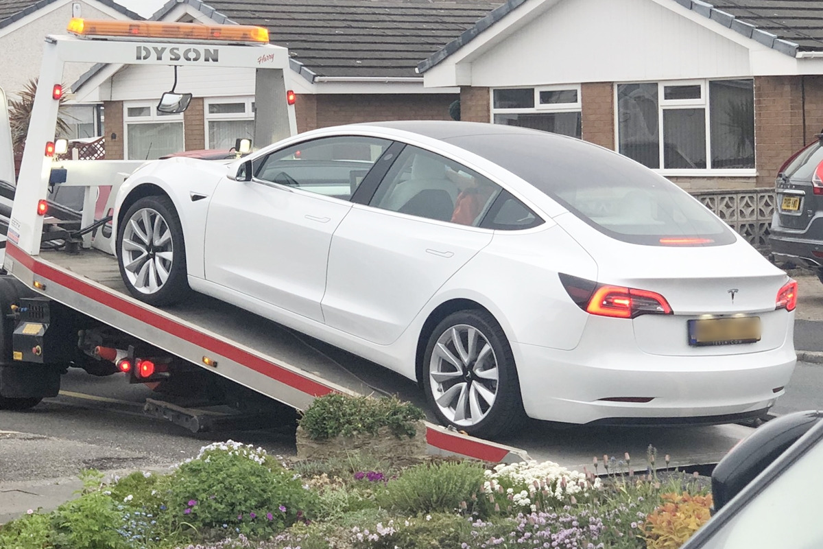 4_견인되는 테슬라 모델 3_트위터 'Jason Tuatara'.jpg