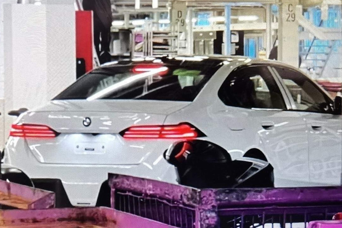 1_BMW G60 5시리즈 유출_Autogaleria.jpg