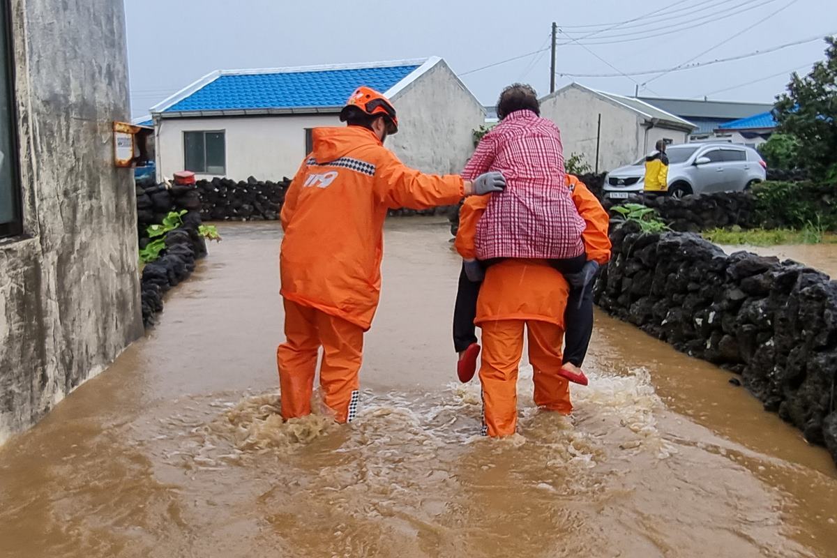 경향신문 고립된 사람들을 구조하는 소방관들.jpg