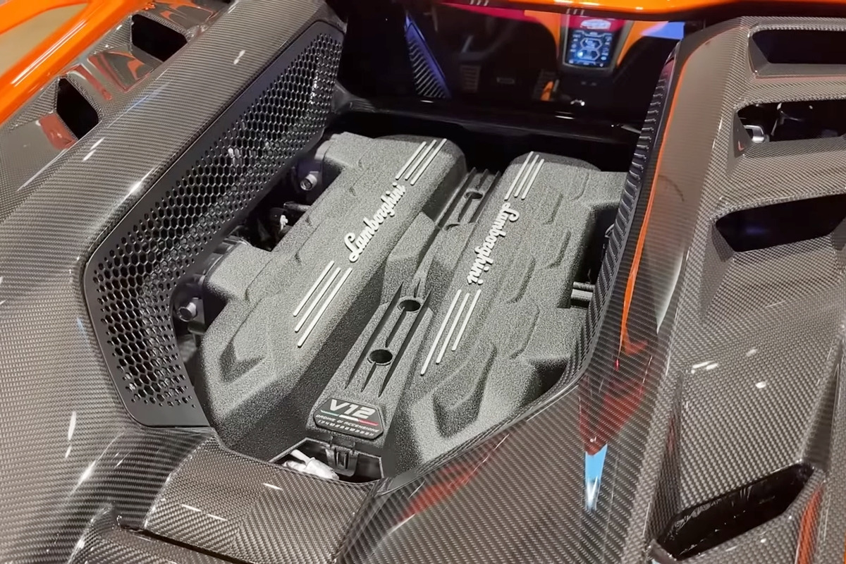 4_람보르기니 레부엘토 엔진 커버_유튜브 채널 'TFLnow'.jpg