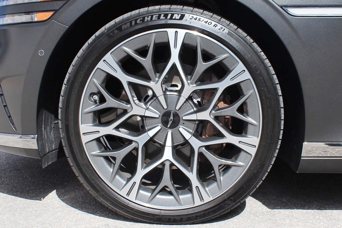 5_제네시스 G90 21인치 멀티스포크 휠_AutoTrader.jpg