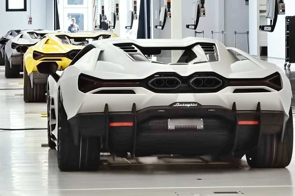 5_람보르기니 레부엘토 생산 라인_유튜브 채널 'SOL - Supercars of London'.jpg