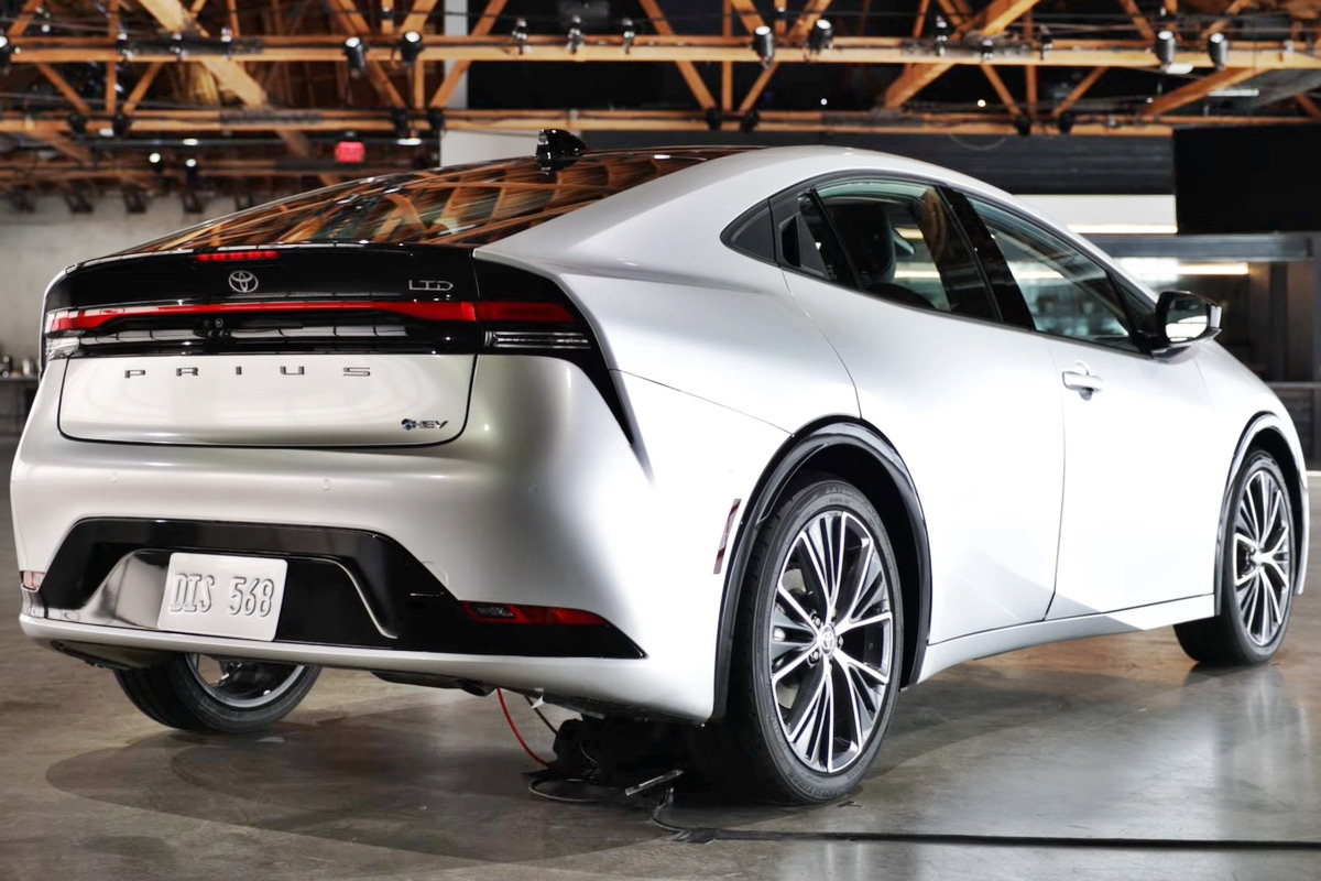 하이브리드-프리우스-4.jpg