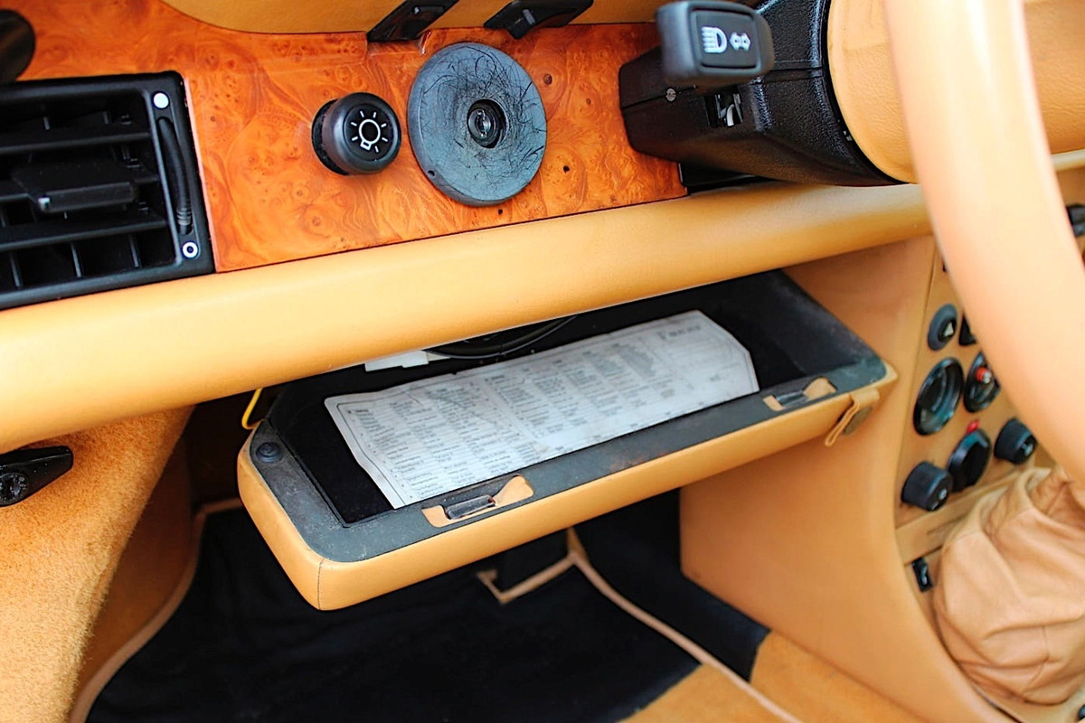 6_존더분쉬 930 터보 운전석 커스텀 글로브박스_포르쉐.jpg