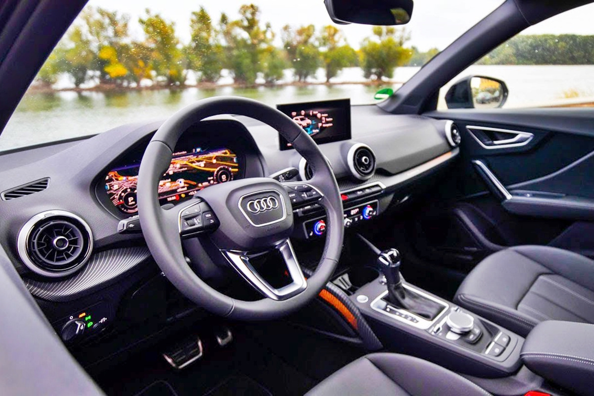 3_아우디 Q2 페이스리프트 인테리어_유튜브 채널 'AUTO TV'.jpg