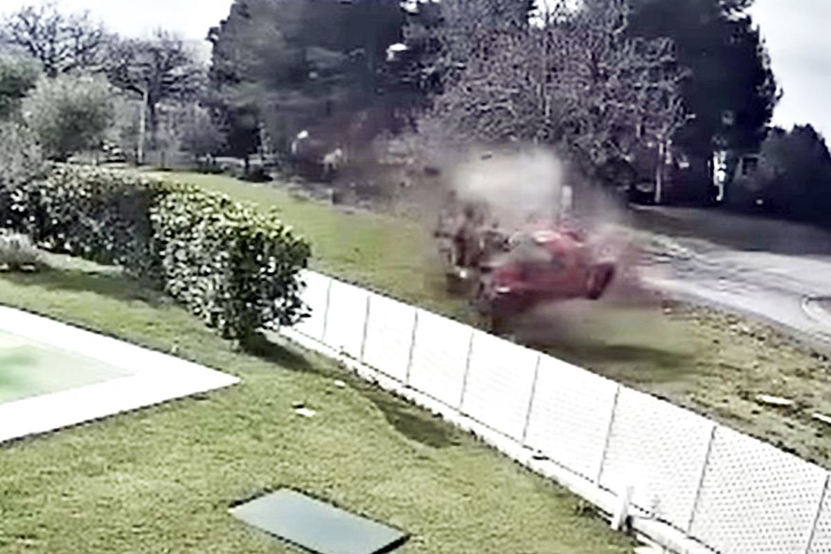 코너를 못 벗어나 날아가는 페라리 2대 Carscoops.jpg