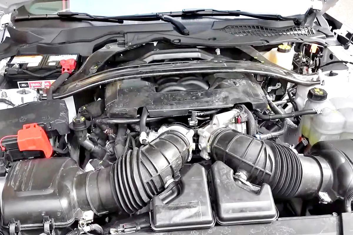 포드 머스탱 다크호스의 엔진룸 The Drive.jpg