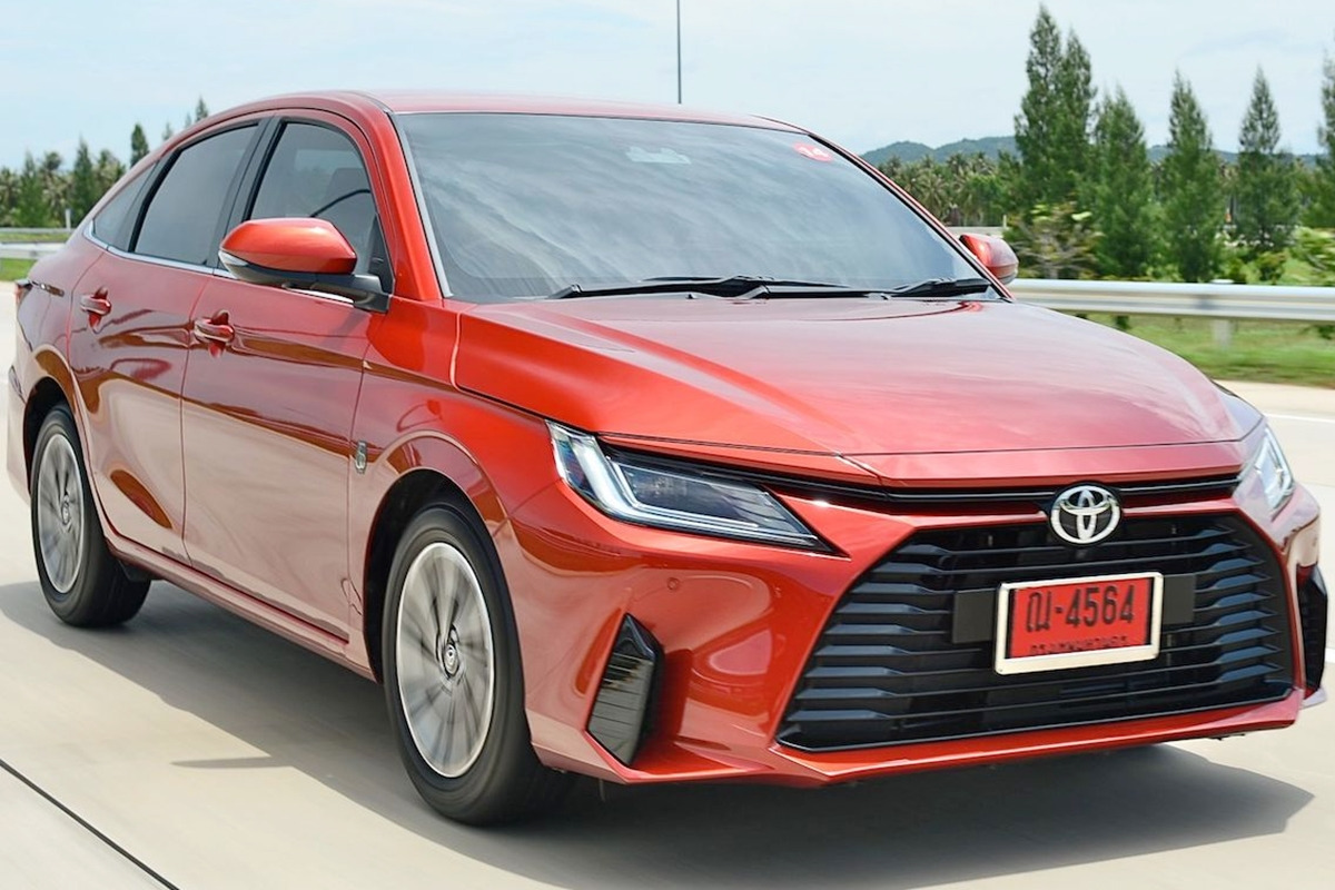 1_토요타 야리스 아티브_'Bangkok Post'.jpg