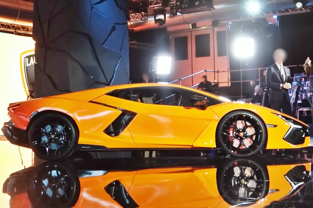 3_람보르기니 레부엘토_유튜브 채널 'SOL - Supercars of London'.jpg