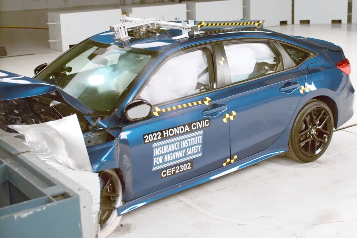 1_혼다 시빅 충돌 테스트_유튜브 채널 'IIHS'.jpg