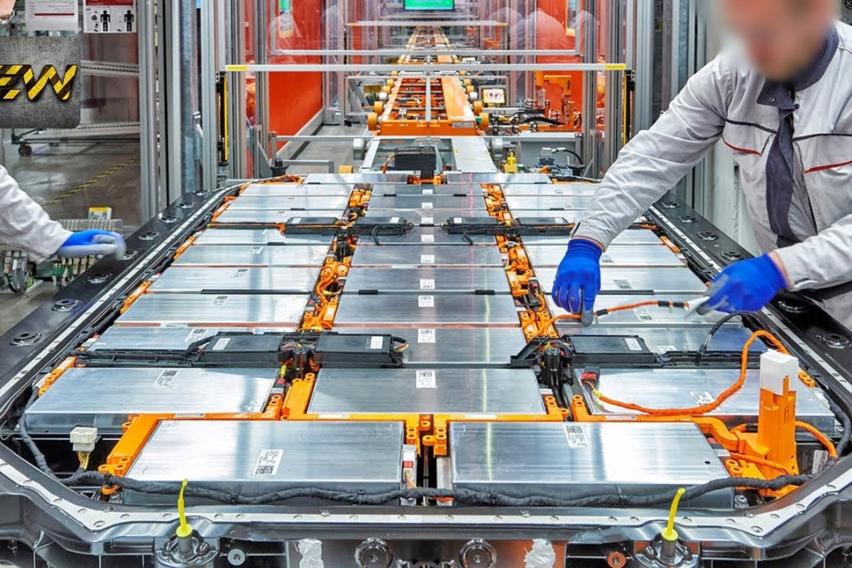 3_생산 중인 BMW 전기차 배터리_유튜브 채널 'Engineering World'.jpg