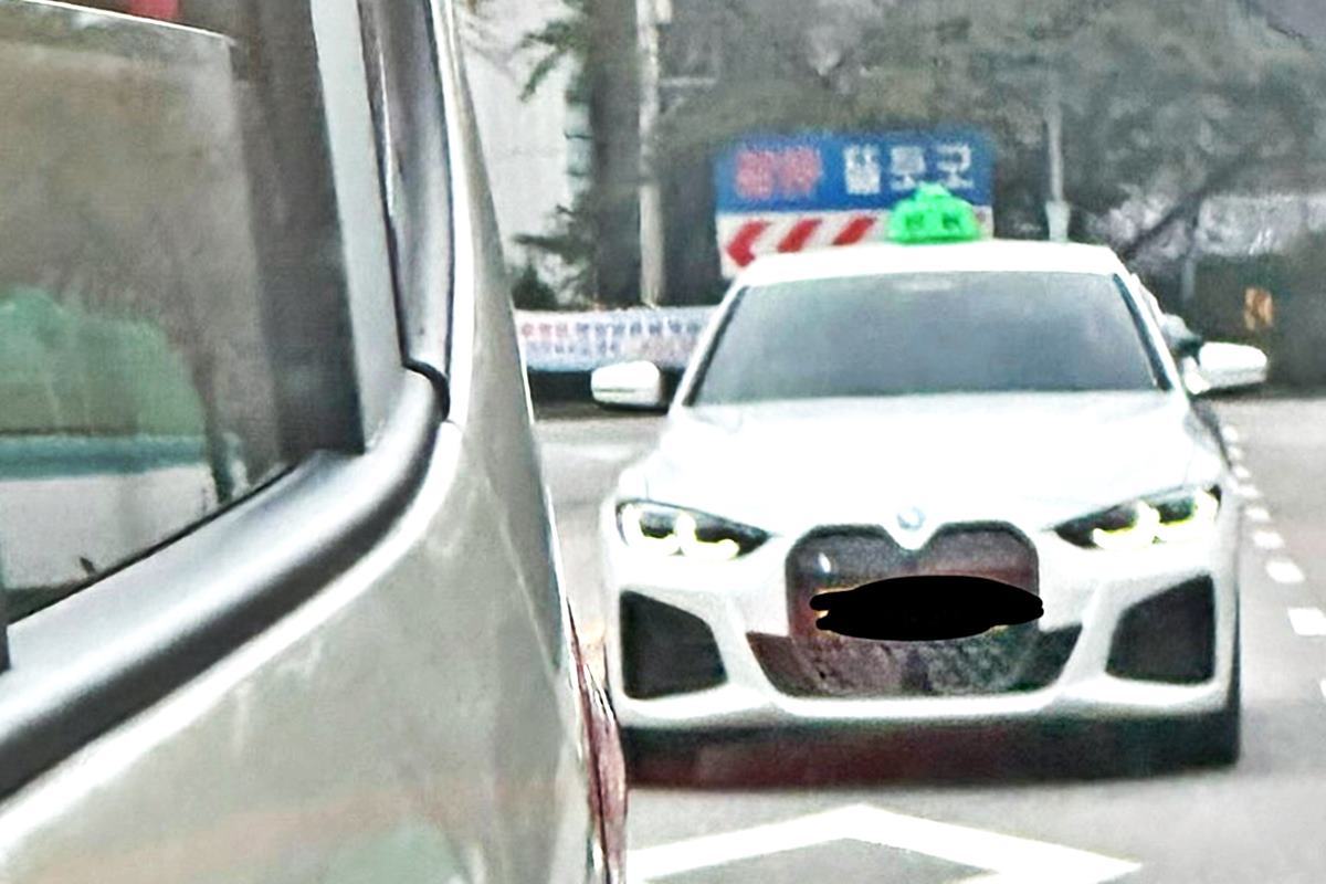 I4 택시 미러.jpg