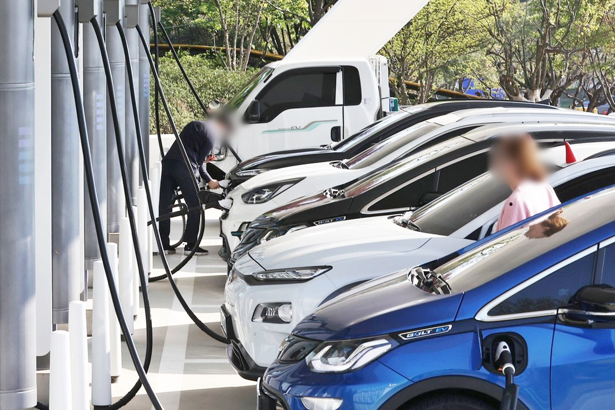 6_충전 중인 파생형 전기차들_뉴스 1.jpg