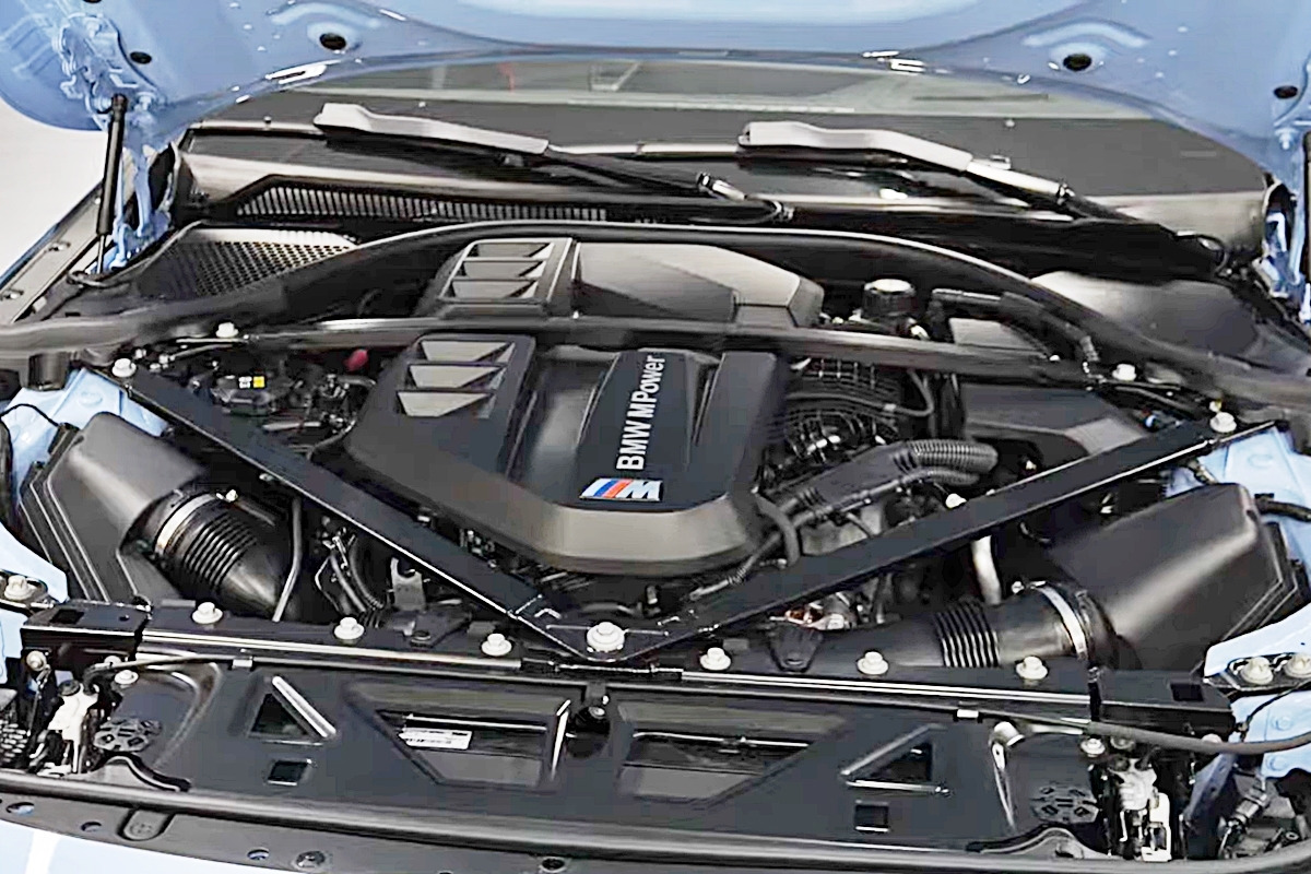 2_BMW M2 엔진룸_유튜브 채널 'Caradisiac'.jpg