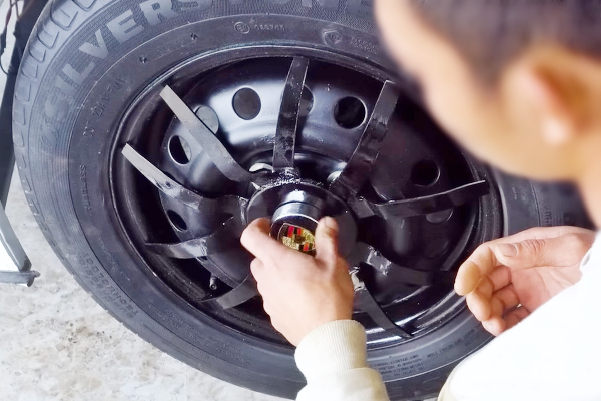 4_휠 로고 장착_유튜브 채널 'King OF Crafts'.jpg