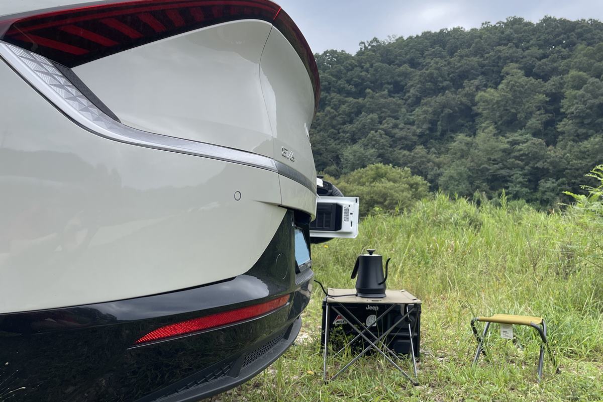 ev-6로 주전자를 끓이고 있다.jpg