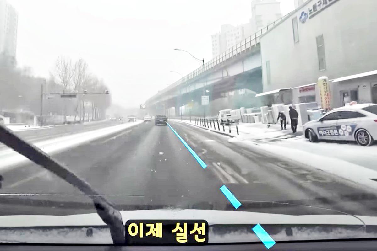 실선과 점선이 150m 간격으로 반복되는 화랑대역 인근 도로 Youtube. 정형돈의 제목없음TV.jpg