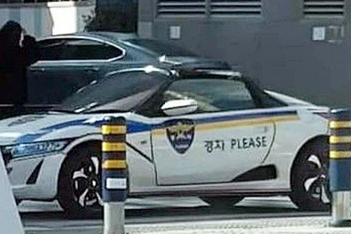 경찰차로 랩핑한 혼다 S660 남차.jpg