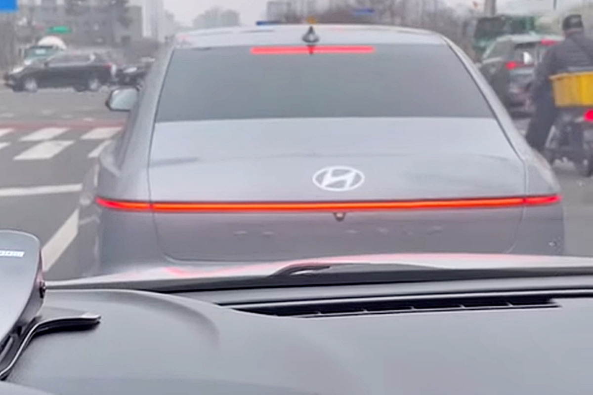 5_신호 대기 중인 현대 그랜저.jpg