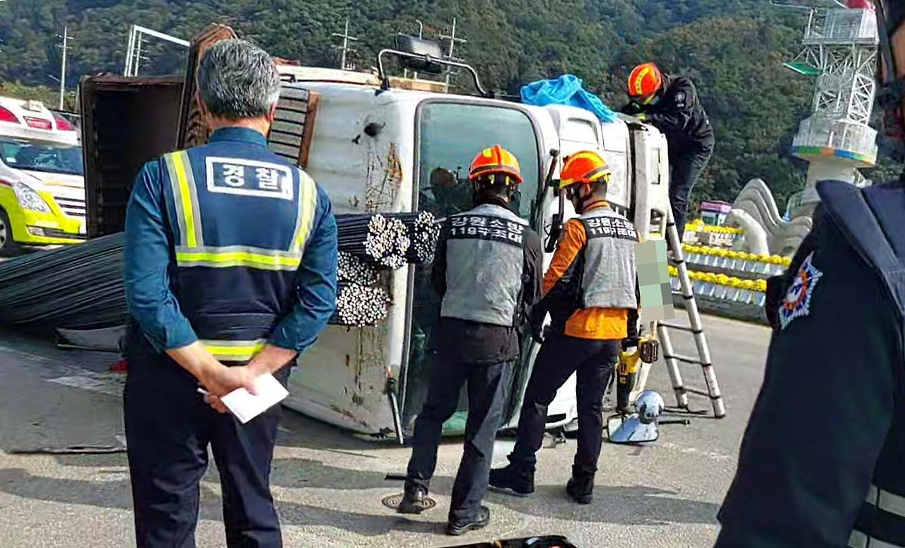 화펀소방서 회전교차로 트럭 전복 사고.jpg