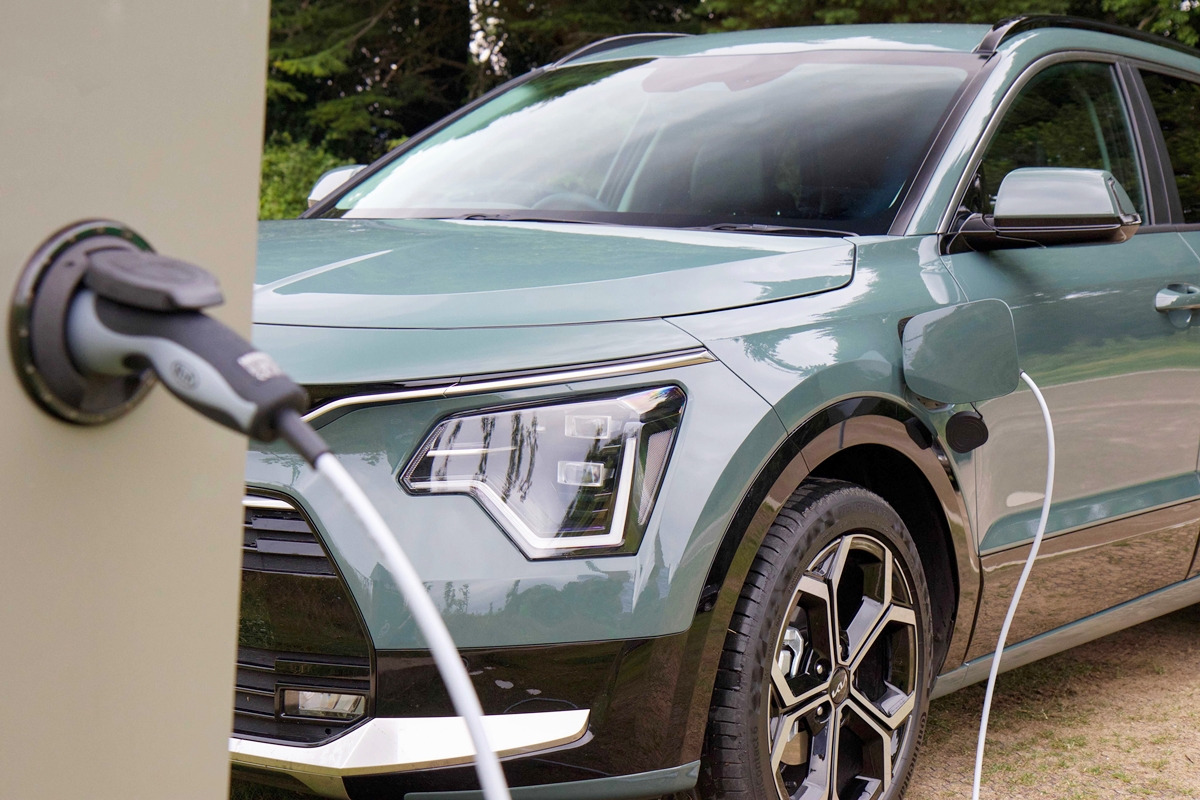 6_니로 PHEV 충전_Irish Car+Traven Magazine.jpg