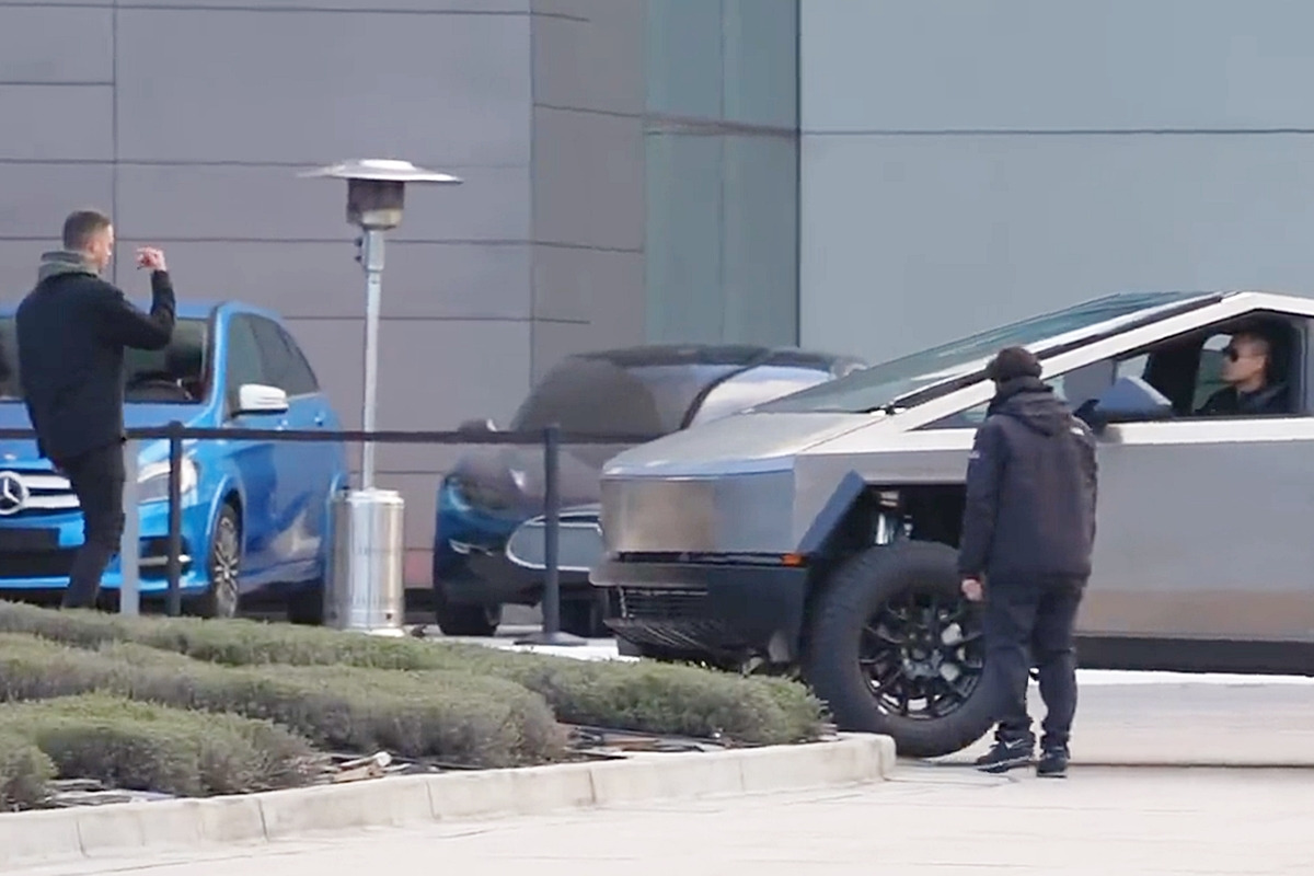 3_사이버트럭 유도하는 테슬라 직원_트위터 'whatsinside'.jpg