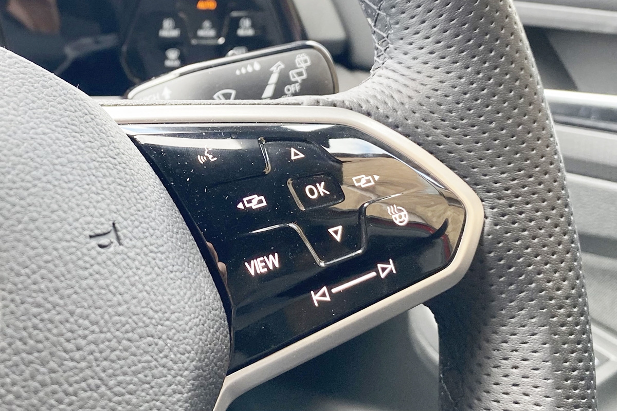 5_폭스바겐 골프 GTI 스티어링 휠 터치 패드_Top Gear.jpg