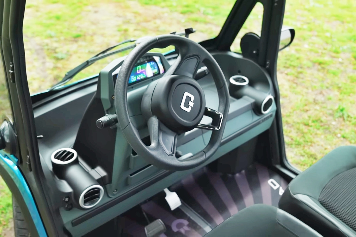 4_스쿼드 솔라 시티 카 인테리어_유튜브 채널 'Fully Charged Show'.jpg