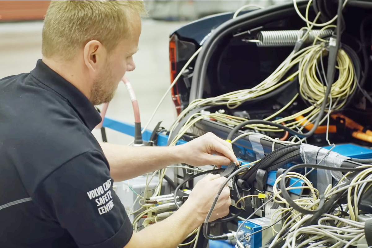 7_충돌 테스트를 준비하는 볼보 세이프티 센터 엔지니어_유튜브 채널 'YOUCAR'.jpg