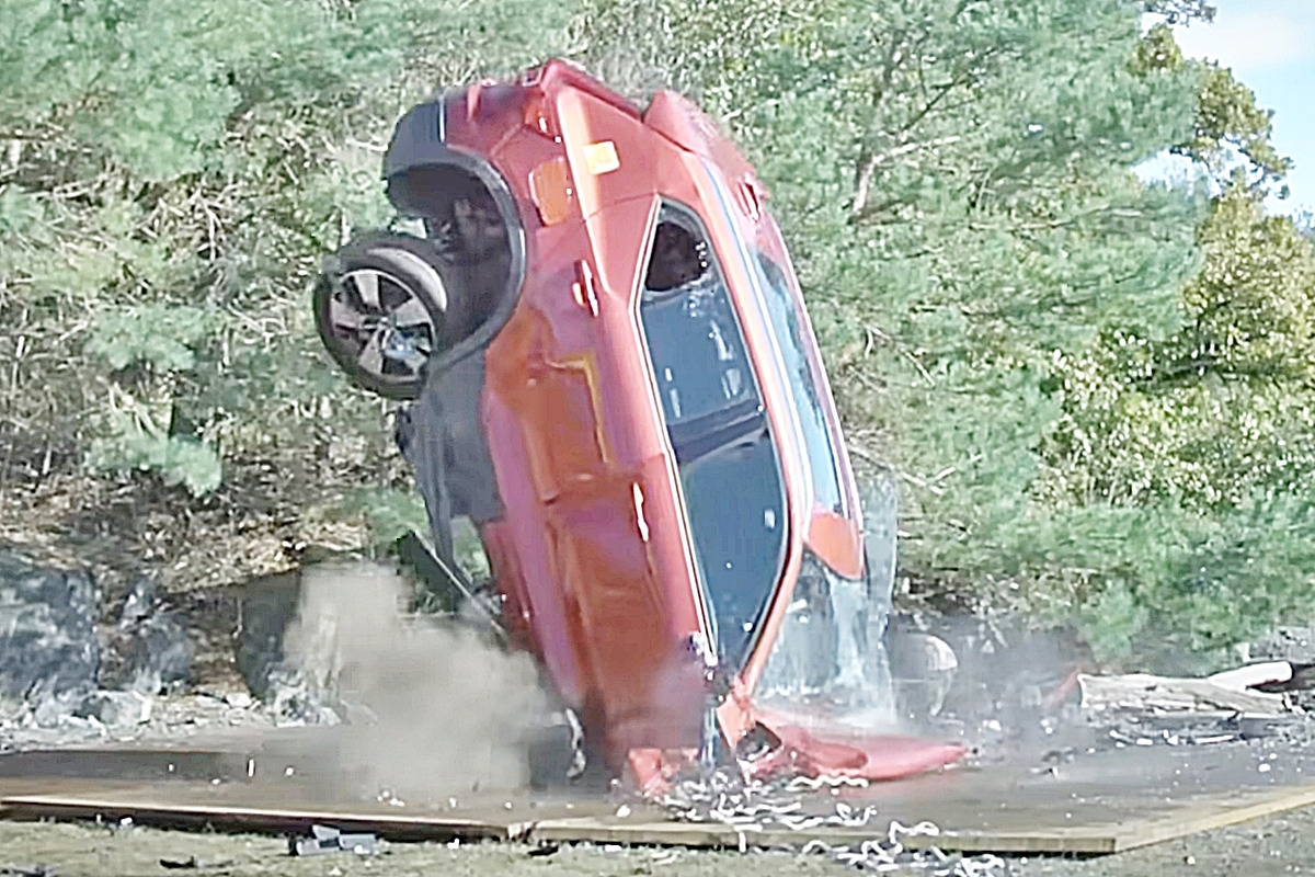 0_30m에서 추락한 볼보 테스트 차량_유튜브 채널 'YOUCAR'.jpg