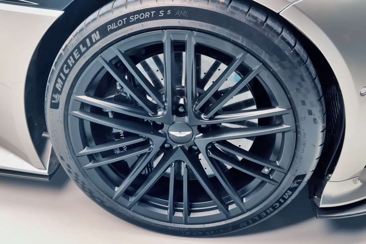 4_애스턴마틴 DB12 휠_유튜브 채널 'Mr JWW'.jpg