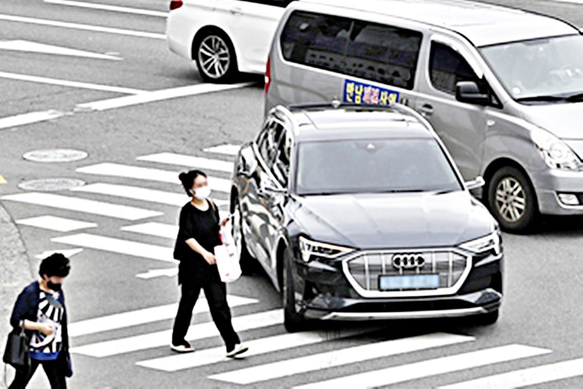 횡단보도를 지나는 아우디 E-트론 뉴스1.jpg
