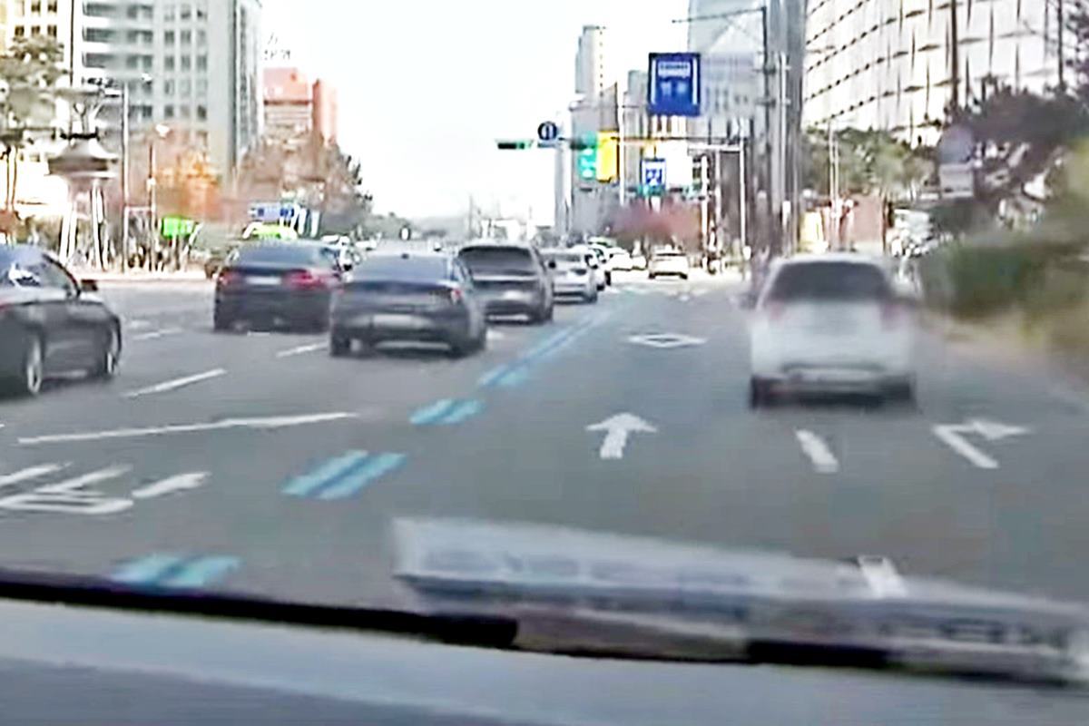 버스차선과 우회전 차선이 혼잡해지는 구간 KBS 뉴스.jpg